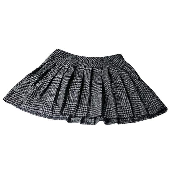 NEW Plaid Mini Skirt Pleats Machine Washable Lined Black Grey White 5% Wool - Picture 1 of 13